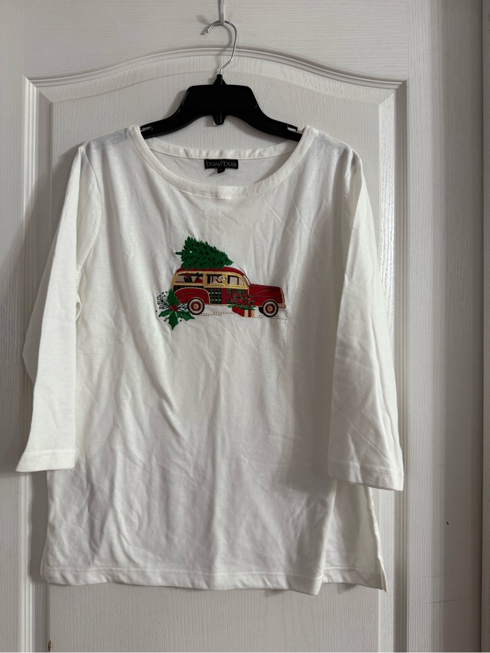 bua bua Women’s White Christmas Scene Embroidered Top Sz L. AG-243
